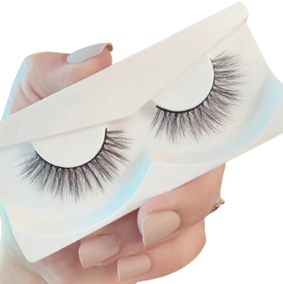 Lashaholic "Kiss Me" Luxury Lashes - Picture 2 of 7